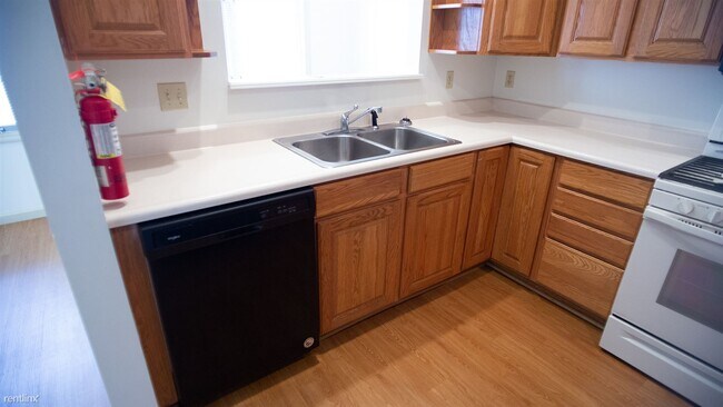 Building Photo - 2 br, 2.5 bath Townhome - The Gables The G...