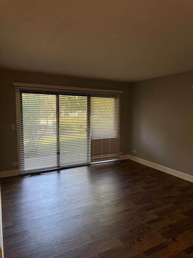 Building Photo - 216 Deerpath Ct