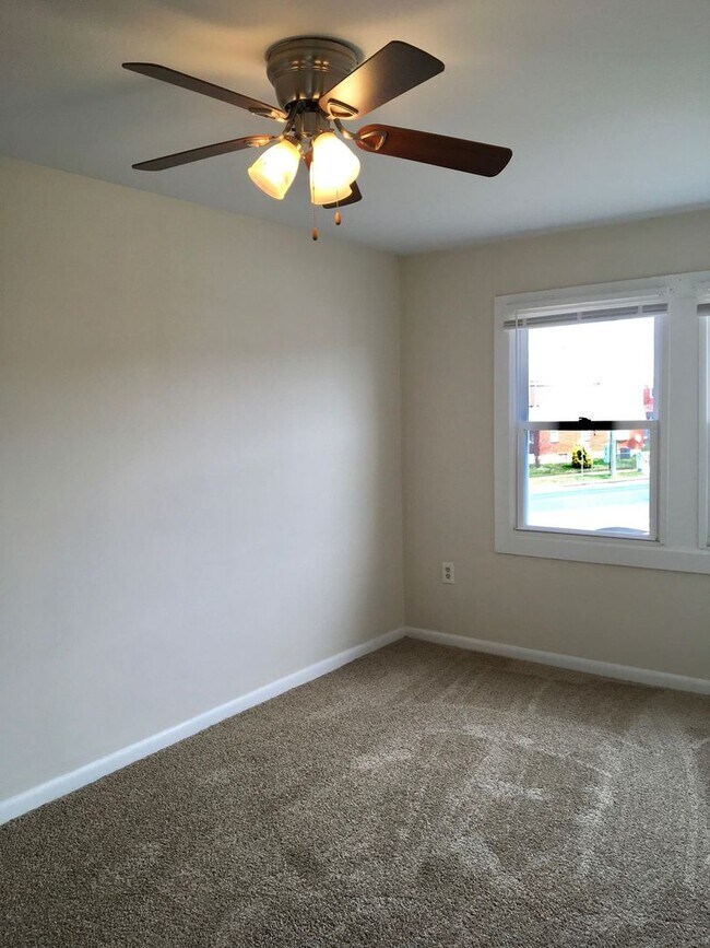 Building Photo - Charming 3 Bedroom/1 Bathroom Townhome in Dundalk, MD!