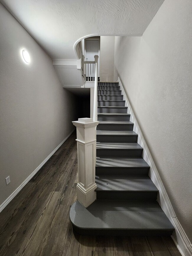 Building Photo - Spacious 2-Bedroom, 1-Bathroom Home AVAILA...