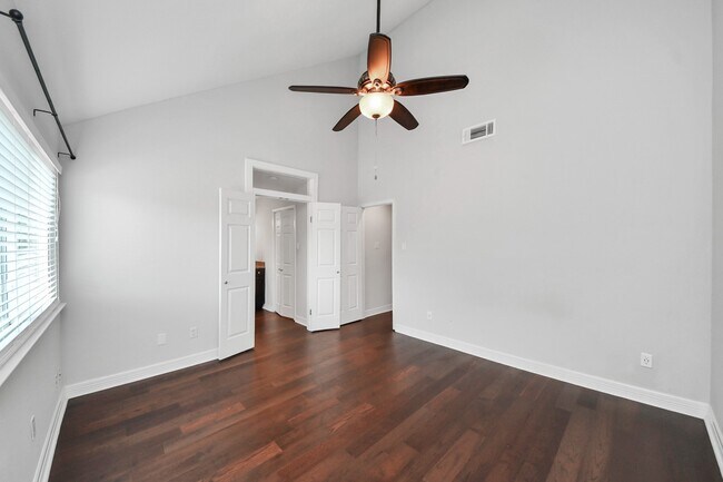 Building Photo - 742 Country Pl Dr