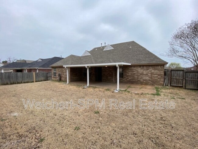 Building Photo - 325 Mossy Springs Dr