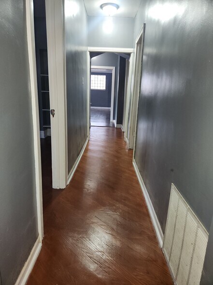 Building Photo - 8711 S Kingston Ave