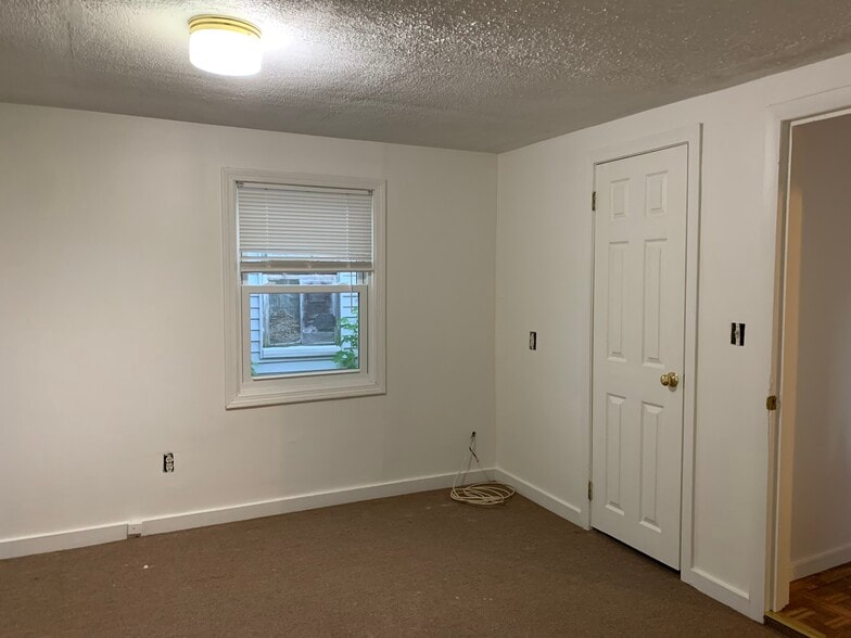 Bedroom with closet - 18 Hewett St