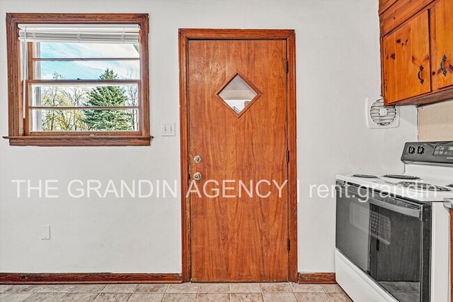 Building Photo - 3203 Roundhill Ave NW