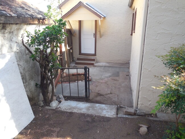 Building Photo - CHARMING 2 BED 1.5 BATH HOME IN DOWNTOWN AREA