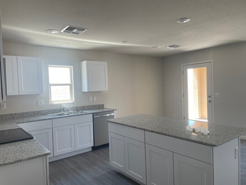 Kitchen and door to back yard. - 6509 S Prado Cir