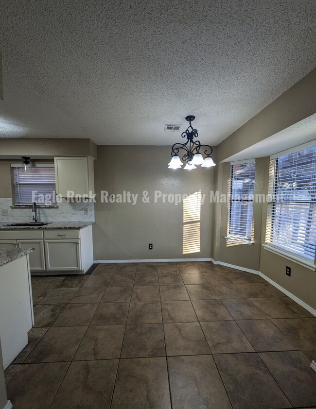 Building Photo - Tulsa House for Rent (3beds/2baths)