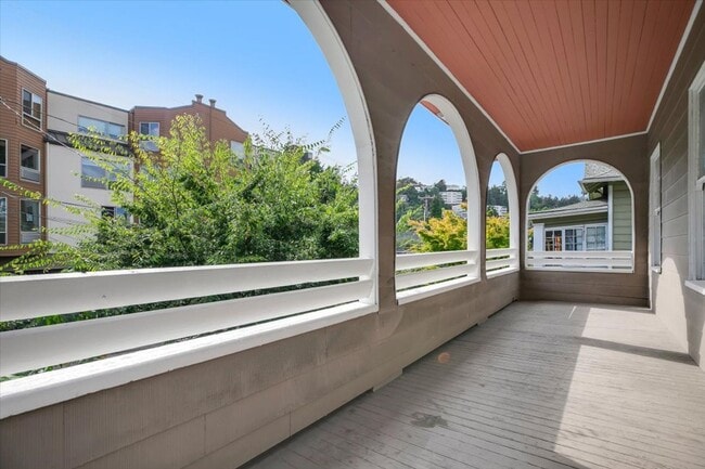 Building Photo - Charming Goose Hollow Home, Big, Spacious, and Bright! Move-in Specials!