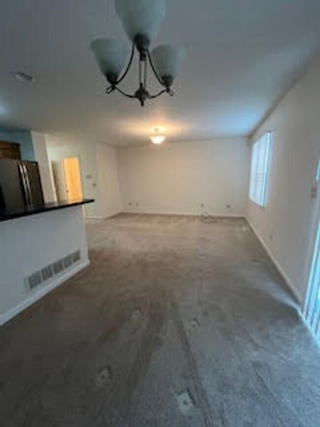 Building Photo - 487 Sparrow Way