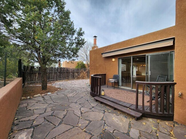 Building Photo - 246 Loma Entrada