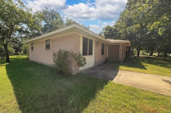 Building Photo - 404 S Coppell Rd