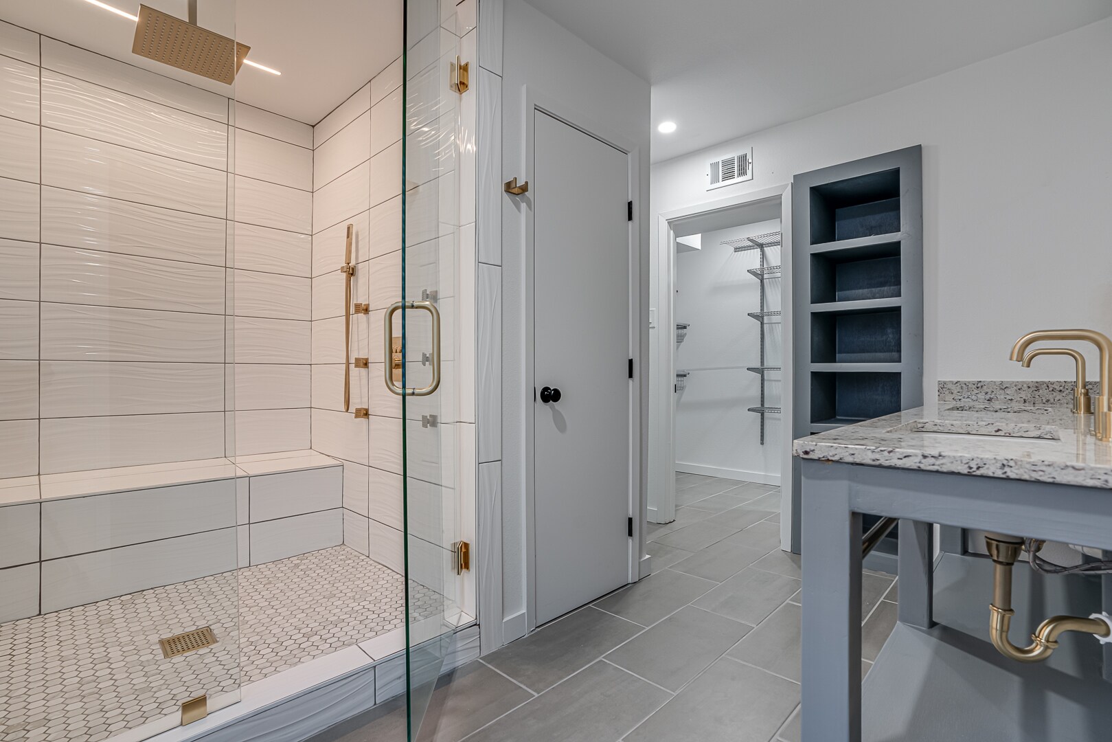 Building Photo - 568 W Quill Dr