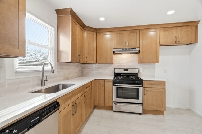 Building Photo - 114 Grove St