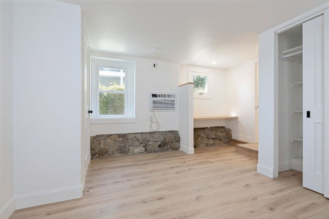 Building Photo - "Delightful 1-Bedroom Apartment in Historic Home!"