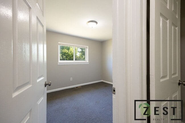 Building Photo - OPEN HOUSE- 3/5! 4PM-430PM!3 BED 1 BATH HOME