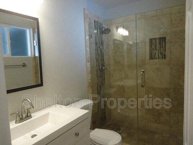 Building Photo - 1041 W 18th St