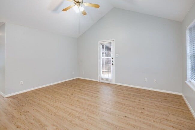 Building Photo - NOVEMBER Move in! 2/2 Duplex with fenced i...