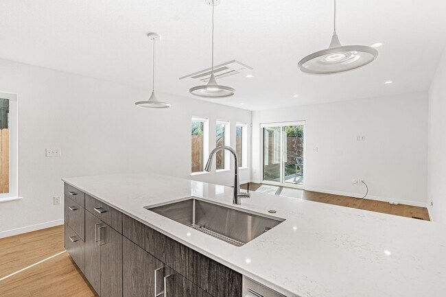 Building Photo - Contemporary 3BD, 2.5BA Edgewood Home with Fenced Yard and Carport