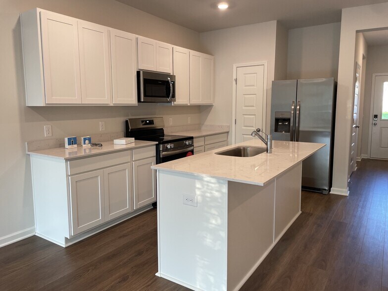 Building Photo - 681 Birdie Dr