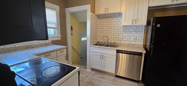 Building Photo - West End Home offering 3 Bedrooms, 1 bath!