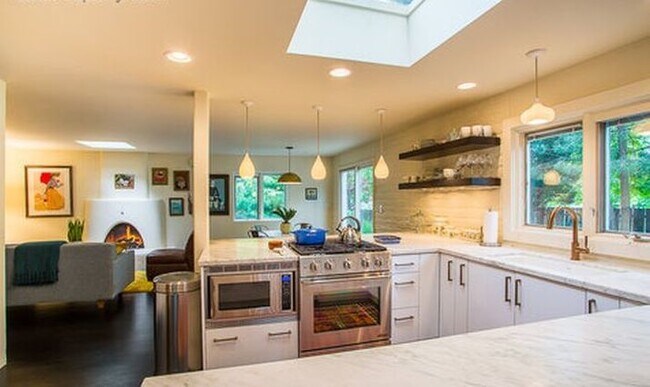 Building Photo - 4 Bed 3.5 Bath Carolyn Heights Home W/Stunning Finishes & Ideal Outdoor Space!  Option for Early ...