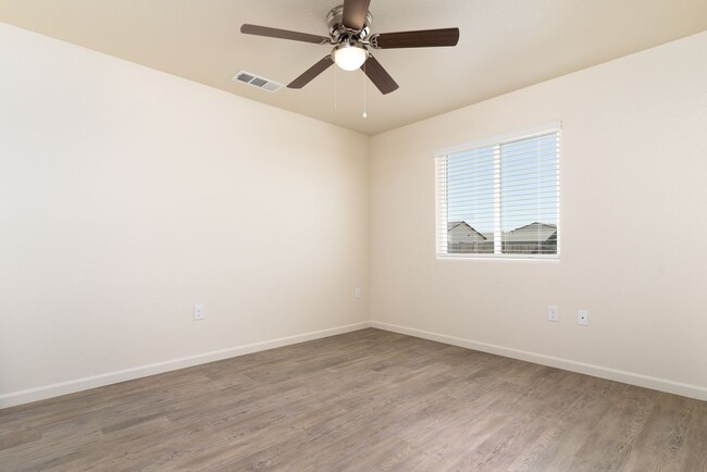 Building Photo - 2467 Oakmont Cir