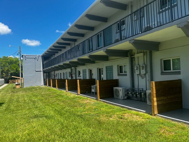 Building Photo - The Blackwell Apartments | 1 Bedroom Apartments in Leesburg, FL