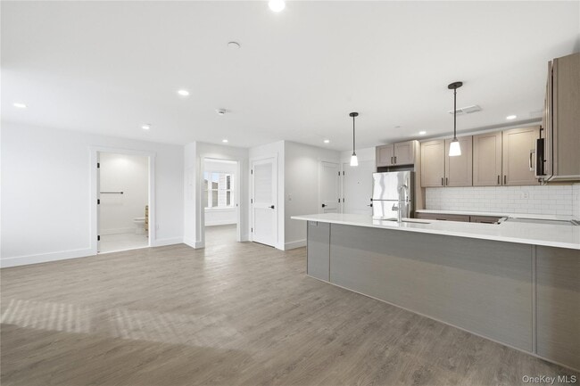 Building Photo - 180 Deer Park Ave