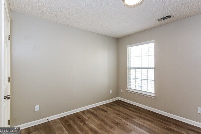 Building Photo - 593 Arrowhead Dr