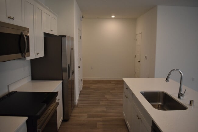Building Photo - 4470 N San Clemente Ave