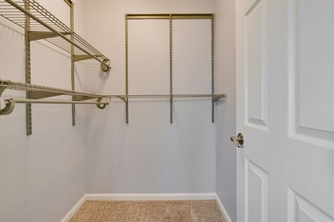 Building Photo - 1 Bed 1 Bath With Lots of Amenities!