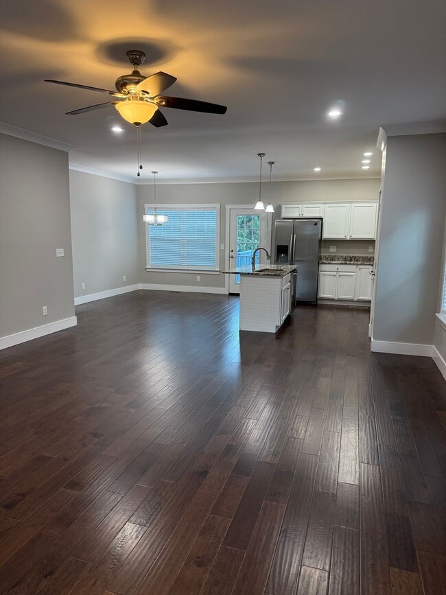 Building Photo - Spacious & Convenient!