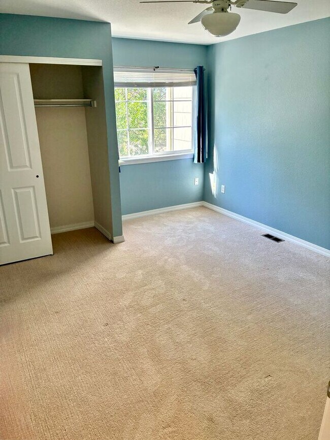 Building Photo - Beautiful and Spacious 3 Bed, 3.5 Bath Townhome in SE Fort Collins. Detached 1 Car Garage. Water/...