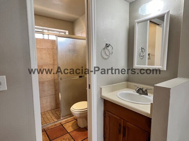 Building Photo - Two Bedroom Home