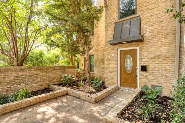 Building Photo - ALAMO HEIGHTS  |  TOWNHOME  |  REMODELED  |  HUGE TERRACE
