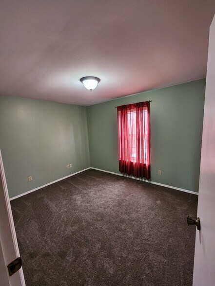 2nd bedroom - 4564 Ohio Ave