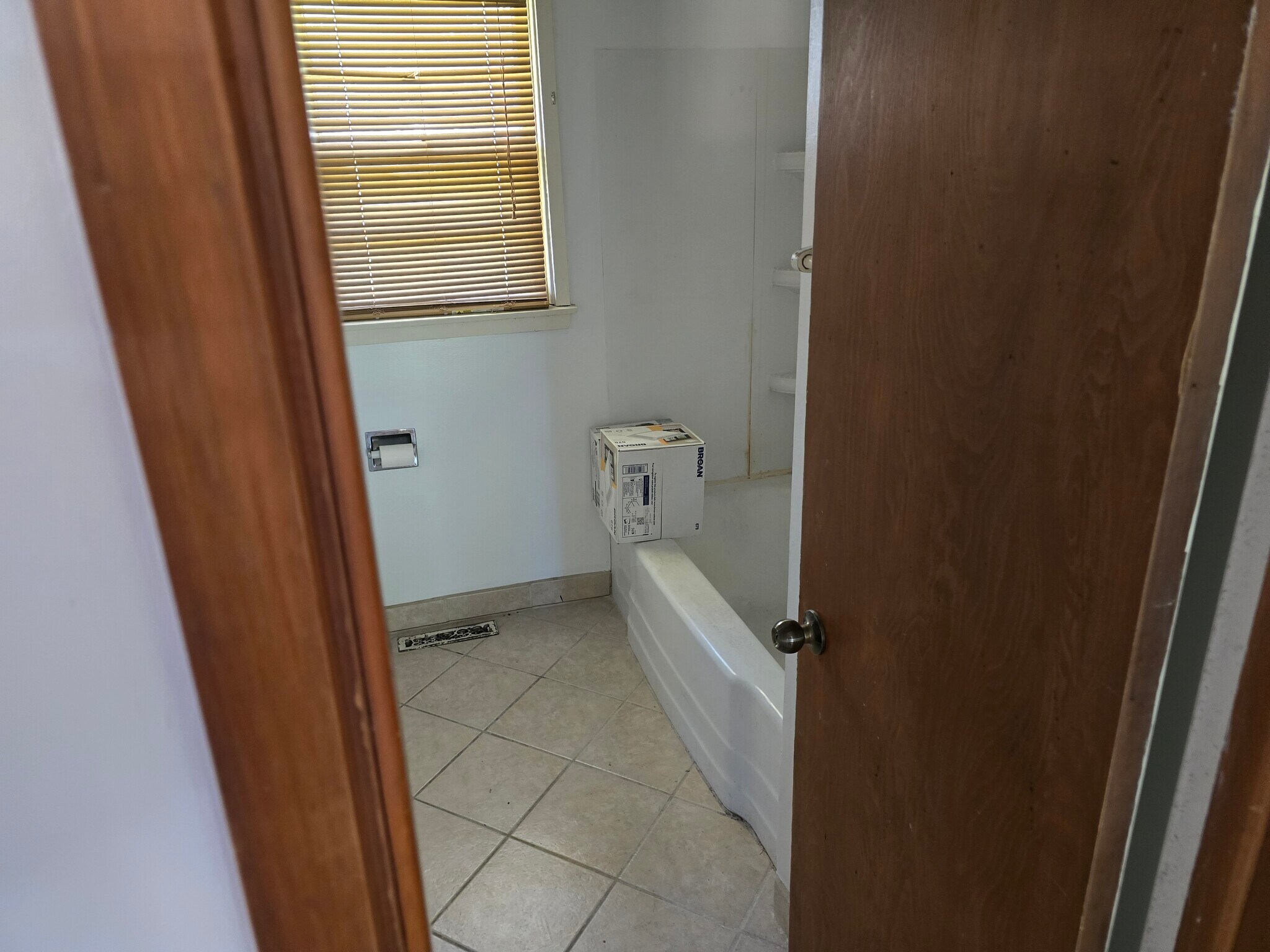 Main bath - 301 W 27th Ave