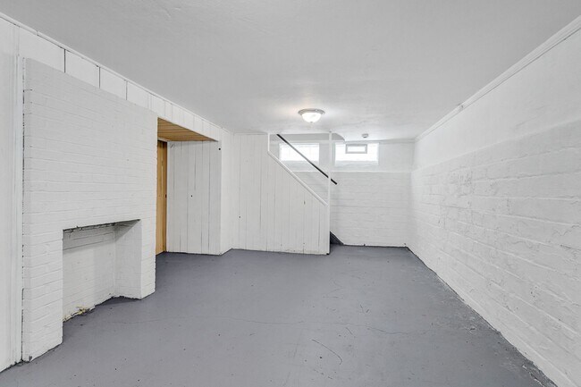 Building Photo - 3 BED 1 BATH SINGLE FAMILY HOME IN BEAUTIFUL SOUTH EUCLID