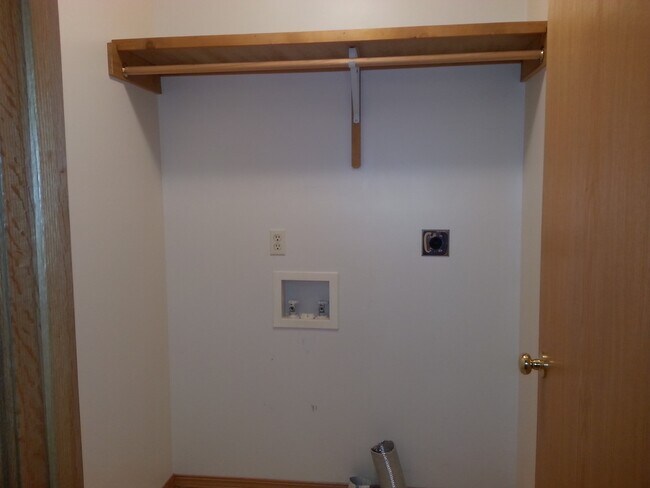 Building Photo - Executive Rental 2 Bedroom 2 Bath 2 Car Garage Duplex