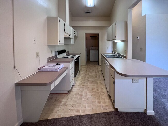 Building Photo - 2/2 Flat in Napier Oaks available August 1!