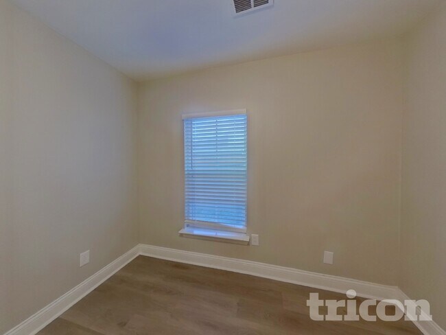 Building Photo - 523 Red Coat Ln