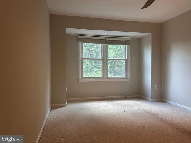 Building Photo - 13 Carriage House Cir