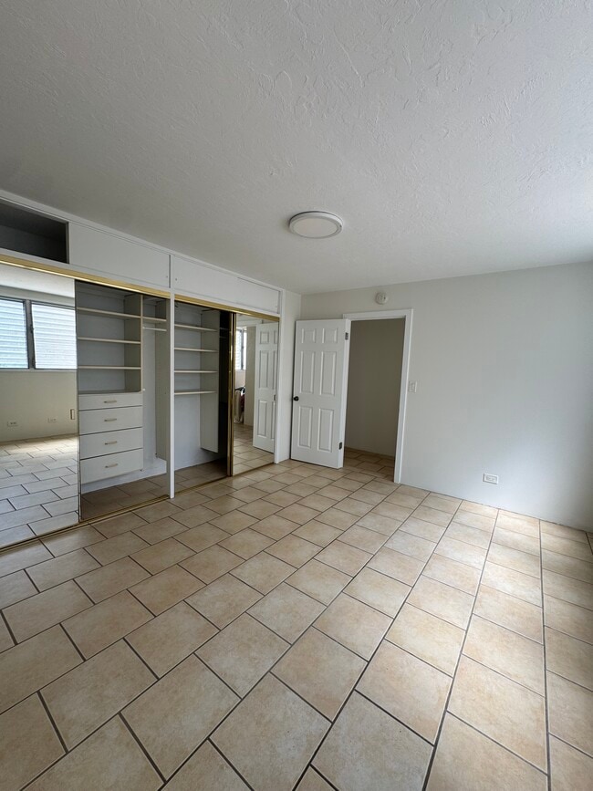 Building Photo - 2355 Ala Wai Blvd