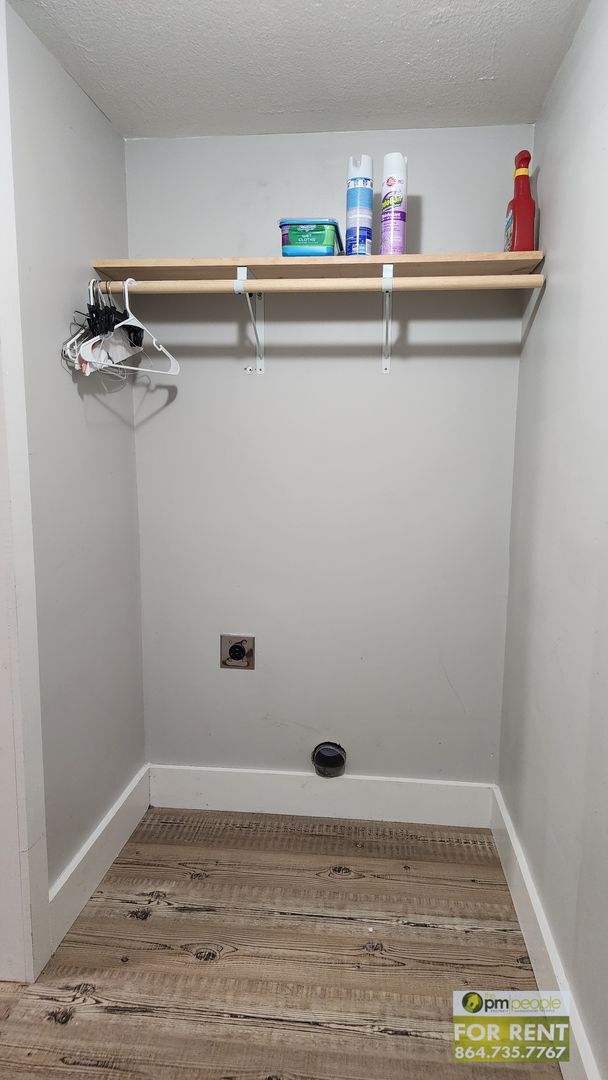 Building Photo - Remodeled 3/2 ready for new tenants.