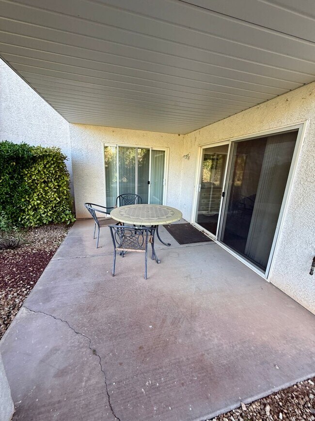 Building Photo - 1845 W Canyon View Dr