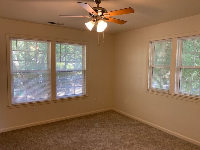 Building Photo - 4 Bedroom House with Great Floor Plan Clos...