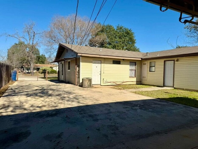 Building Photo - Charming rental home in Southeast San Antonio!