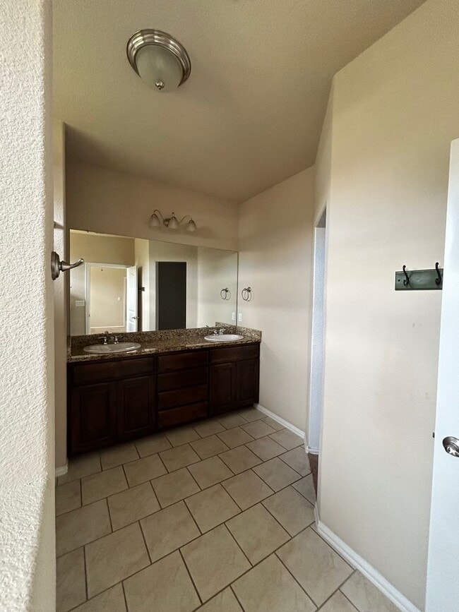 Building Photo - Charming 4-Bedroom, 2-Bath Home in Homeste...