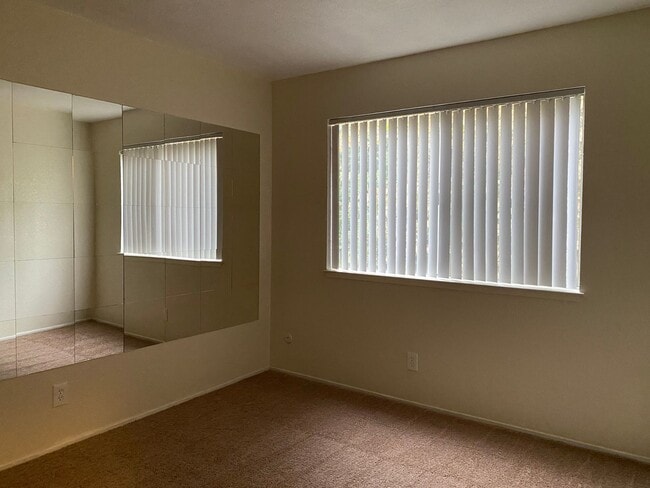 Building Photo - One Bedroom Condo In Sunpointe Condominiums.